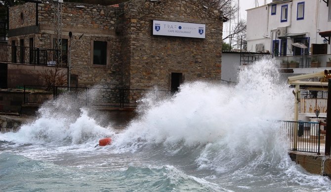 Bodrum’da Dev Dalgalar Oluştu