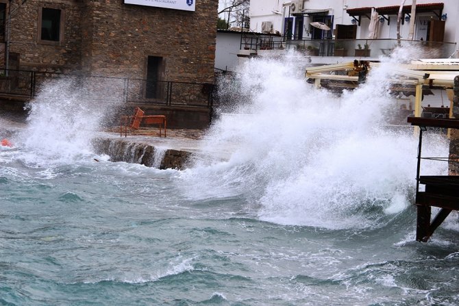 Bodrum’da Dev Dalgalar Oluştu
