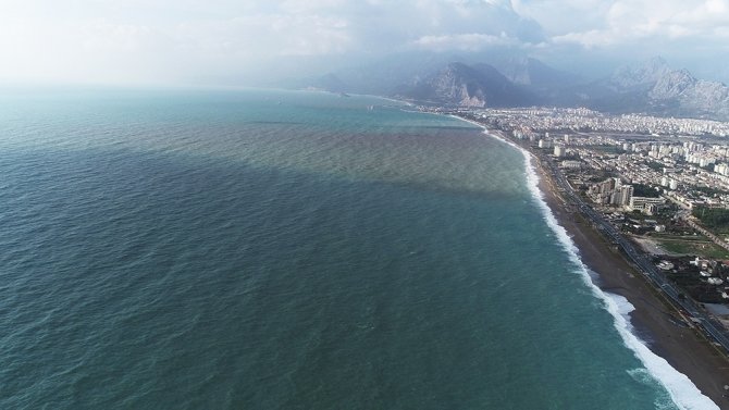 Dünyaca Ünlü Konyaaltı Sahili 3 Renge Büründü