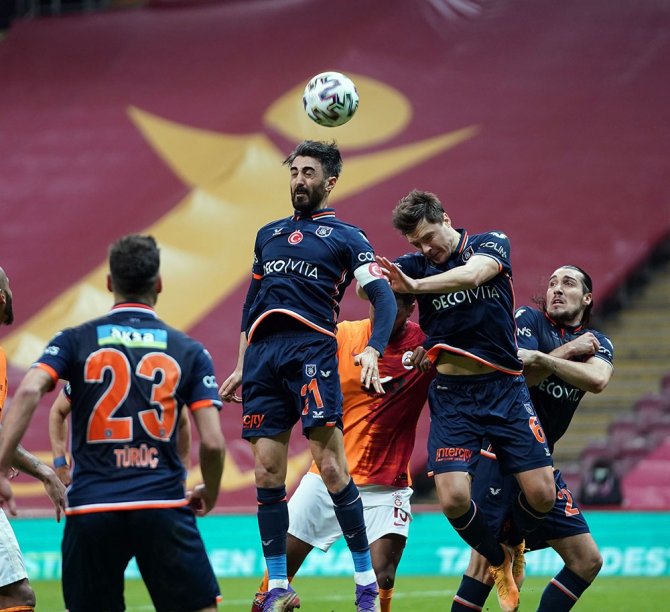 Süper Lig: Galatasaray: 1 - Medipol Başakşehir: 0 (İlk Yarı)