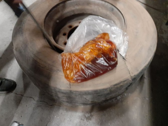 Stepne Lastik İçinde 176 Kilogram Kaçak Bal Ele Geçirildi