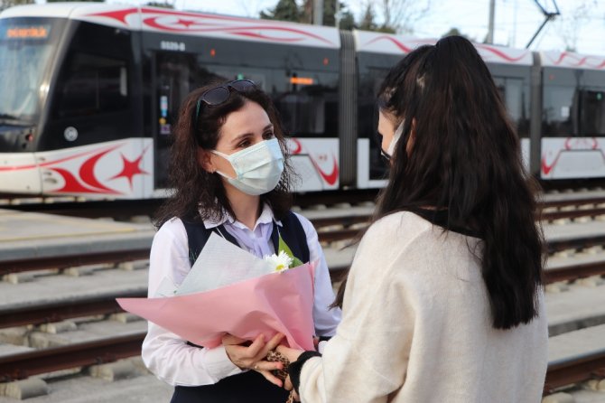Raylara Düşen Kız Hayatını Kurtaran Vatmanı Unutmadı: 