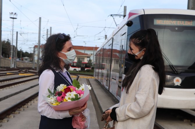 Raylara Düşen Kız Hayatını Kurtaran Vatmanı Unutmadı: 