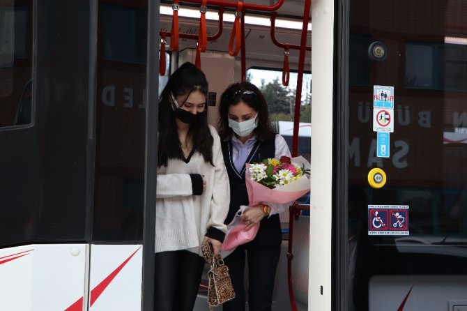 Raylara Düşen Kız Hayatını Kurtaran Vatmanı Unutmadı: 