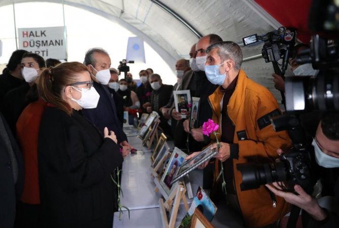 Ticaret Bakanı Ruhsar Pekcan, Evlat Nöbetindeki Aileleri Ziyaret Etti