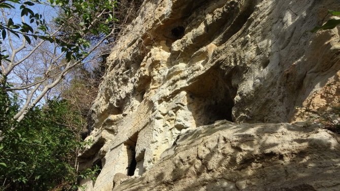 Kayalar Oyularak Yapılan Pedromida Kilisesi Definecilerin Hedefi Haline Geldi