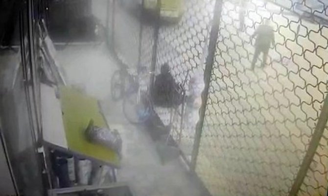 Sürü Halinde Dolaşan Köpeklerin Saldırısına Çantasıyla Direndi