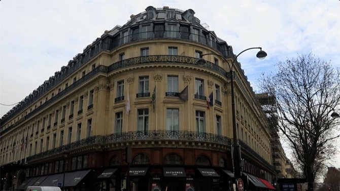 Fransa’da Maaş Alamayan Hotel İşçileri Hükümeti Ve İşvereni Protesto Etti