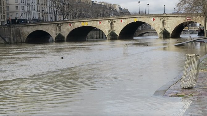 Paris’te Seine Nehri Suları Yükseldi, Bölge Trafiğe Kapatıldı