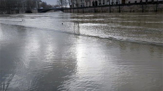 Paris’te Seine Nehri Suları Yükseldi, Bölge Trafiğe Kapatıldı