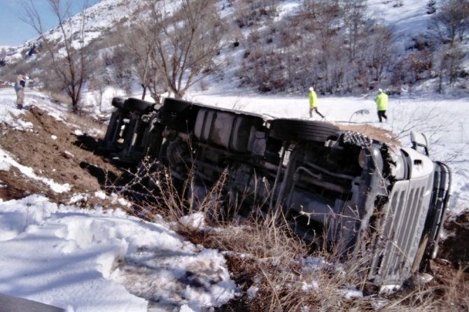 Buğday Yüklü Kamyon Devrildi: 1 Yaralı