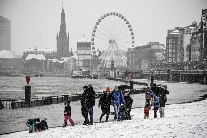 Almanya’da Buzlanma Nedeniyle Yüzlerce Araç Yolda Kaldı