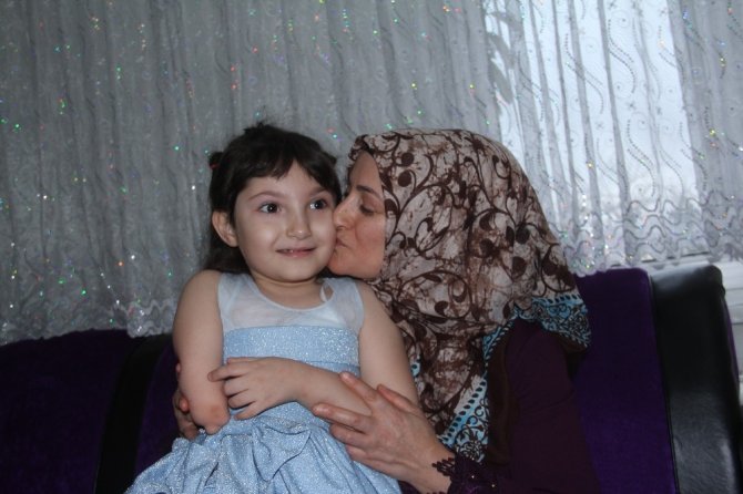 Tek Kolu Ve Tek Bacağı İle Hayata Tutunan Elif Su Protez Bekliyor