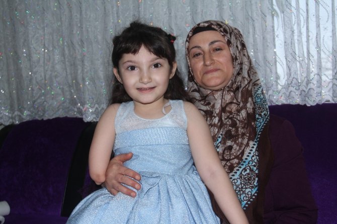 Tek Kolu Ve Tek Bacağı İle Hayata Tutunan Elif Su Protez Bekliyor