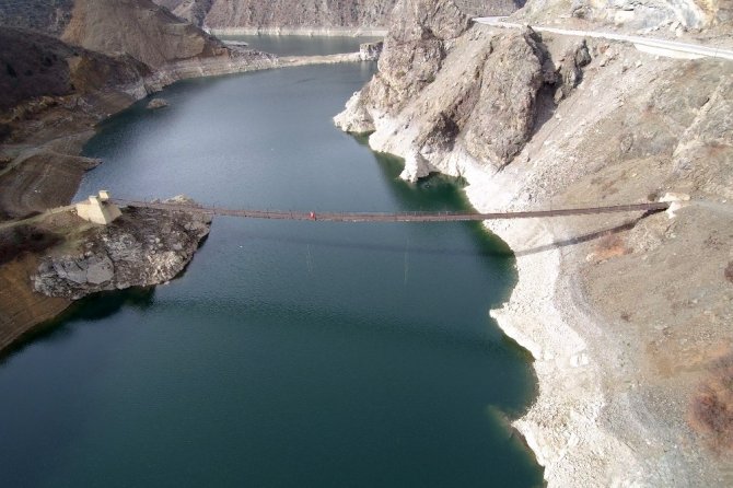 Kürtün Baraj Gölü Üzerindeki 165 Metre Uzunluğundaki Asma Köprü Yöre Halkının Ulaşımını Sağlıyor