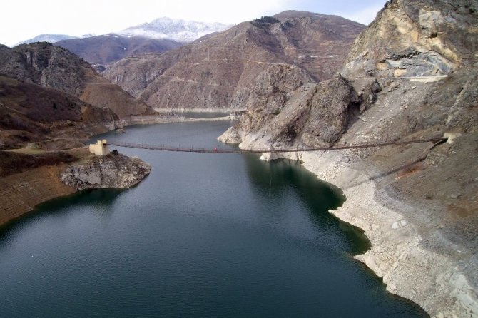 Kürtün Baraj Gölü Üzerindeki 165 Metre Uzunluğundaki Asma Köprü Yöre Halkının Ulaşımını Sağlıyor