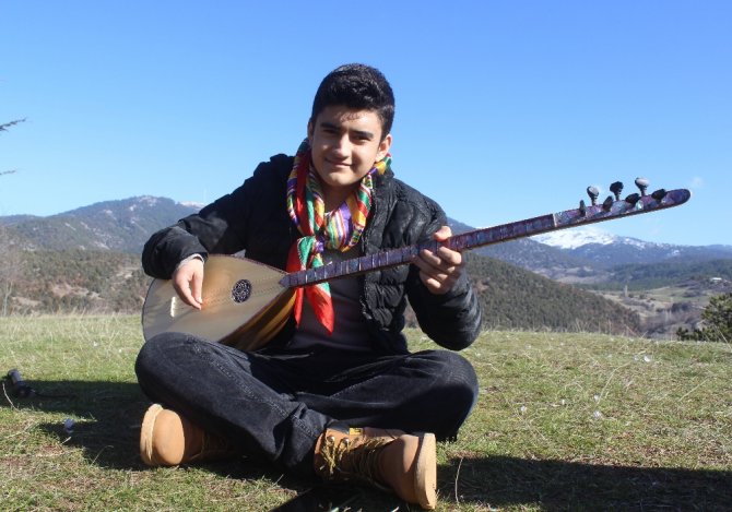3 Parmağıyla Bağlama Çalan Genç, Usta Sanatçılara Taş Çıkartıyor