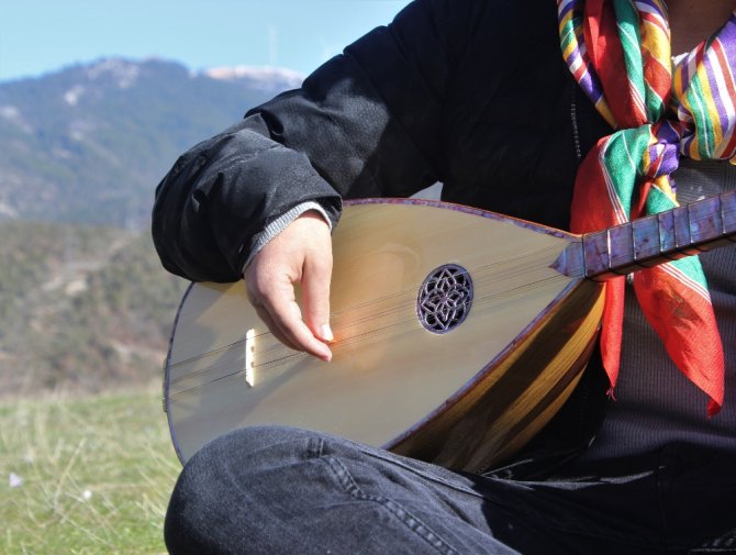 3 Parmağıyla Bağlama Çalan Genç, Usta Sanatçılara Taş Çıkartıyor