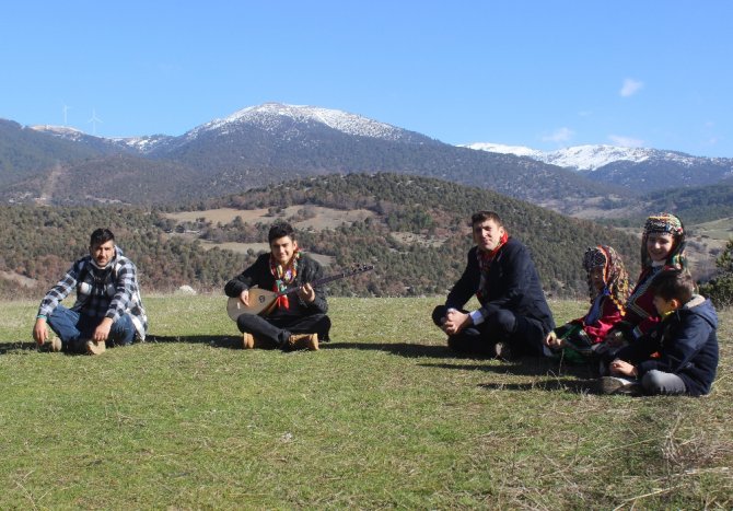 3 Parmağıyla Bağlama Çalan Genç, Usta Sanatçılara Taş Çıkartıyor