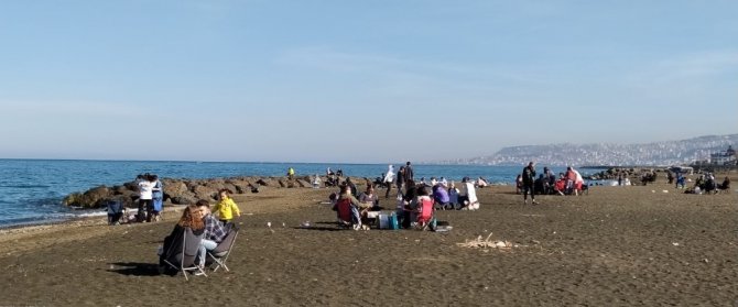 Güneşli Ve Sıcak Havayı Fırsat Bilen Trabzonlular Sahillere Akın Etti