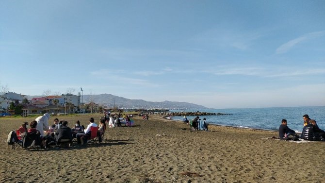 Güneşli Ve Sıcak Havayı Fırsat Bilen Trabzonlular Sahillere Akın Etti