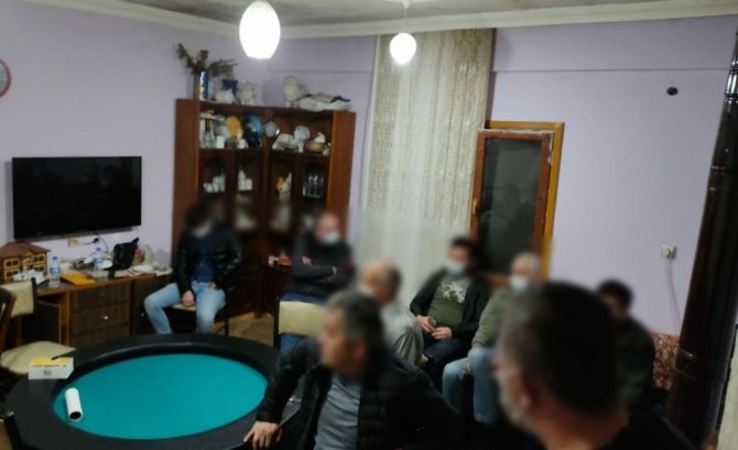 Giresun’da Bir Evde Kumar Oynadıkları Tespit Edilen 18 Kişiye 86 Bin 490 Lira Ceza Kesildi