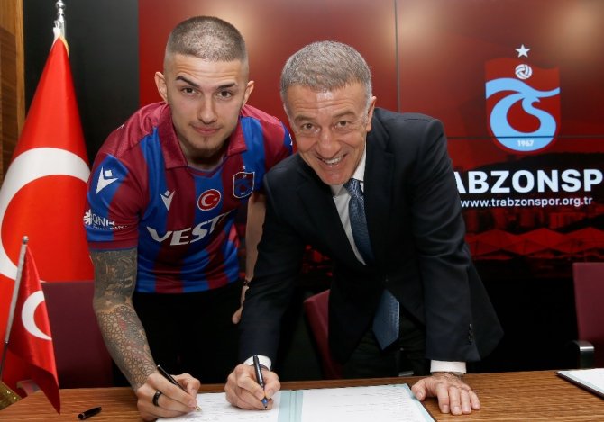 Trabzonspor, Yeni Transferlere İmza Töreni Düzenledi
