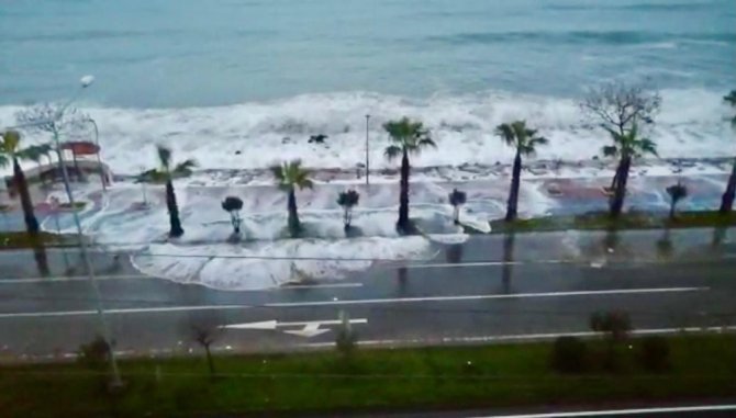 Ordu’da Dev Dalgalar Karayoluna Ulaştı