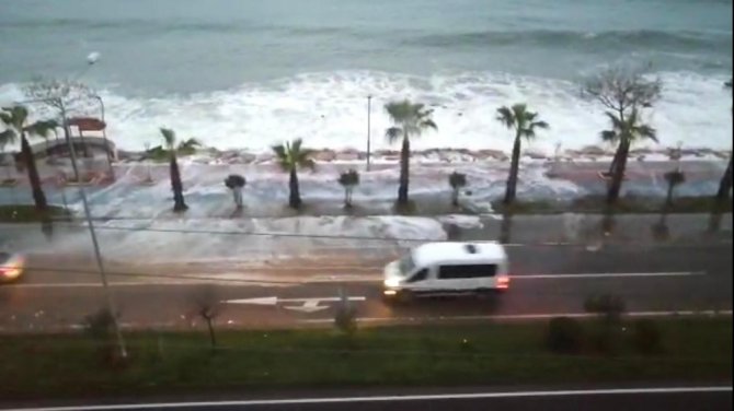 Ordu’da Dev Dalgalar Karayoluna Ulaştı