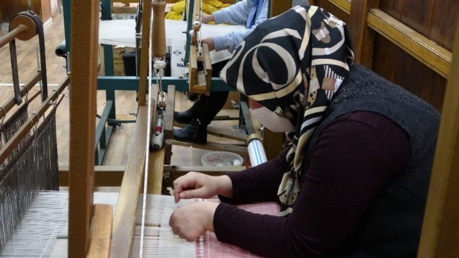 Pandeminin Stresinden El Dokuması Yaparak Kurtuluyorlar