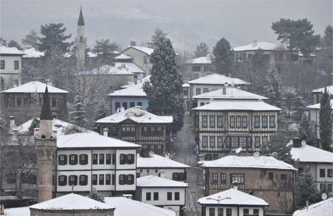 3 Bin Yıllık Safrabolu’nun Tarihi Konakları Beyaz Örtüyle Kaplandı