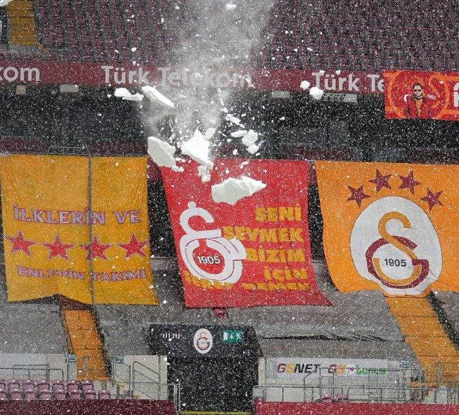 Tt Stadı’nda Çatıdaki Karlar Temizlendi