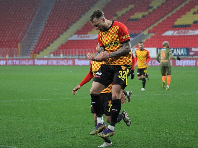 Süper Lig: Göztepe: 2 - Medipol Başakşehir: 1 (Maç Sonucu)