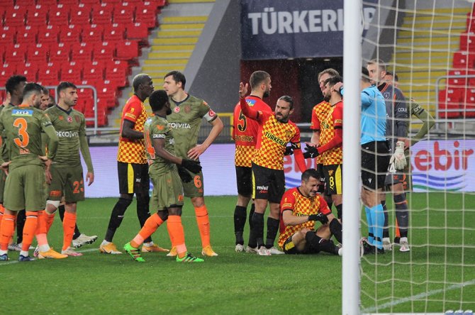 Süper Lig: Göztepe: 2 - Medipol Başakşehir: 1 (Maç Sonucu)