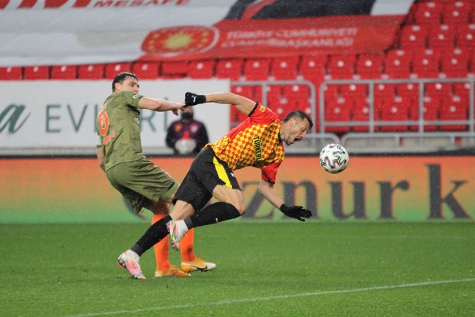 Süper Lig: Göztepe: 2 - Medipol Başakşehir: 1 (Maç Sonucu)