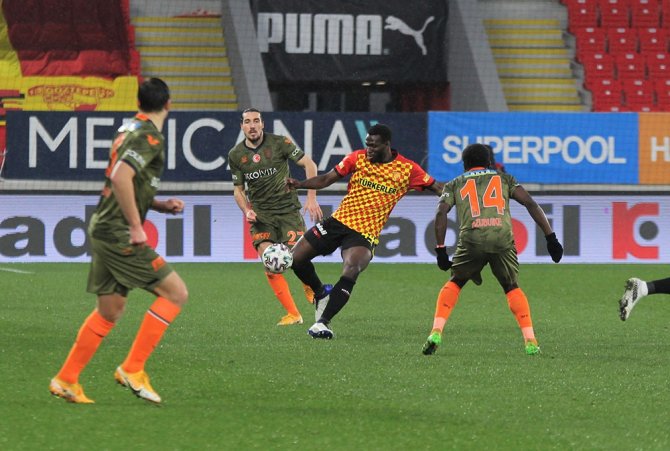 Süper Lig: Göztepe: 2 - Medipol Başakşehir: 1 (Maç Sonucu)