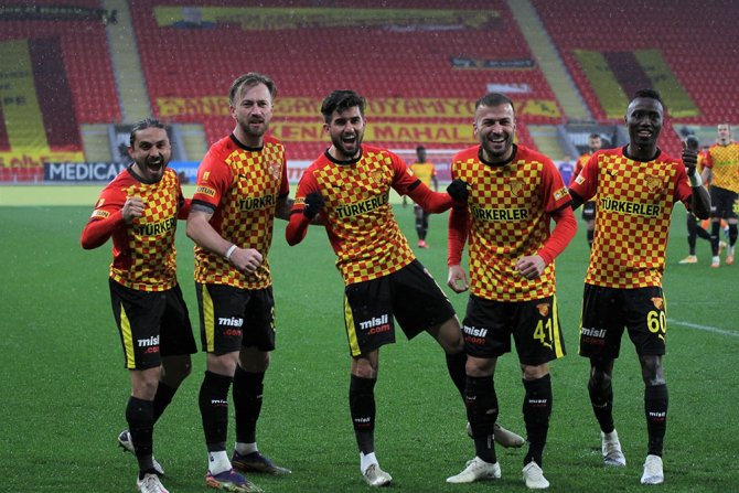 Süper Lig: Göztepe: 2 - Medipol Başakşehir: 1 (Maç Sonucu)