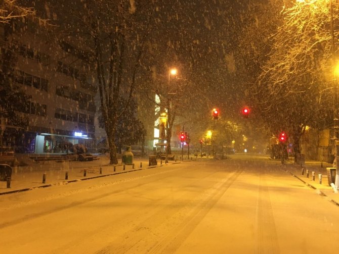 Bağdat Caddesi Beyaza Büründü