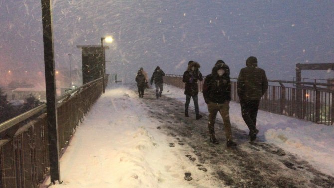 Beylikdüzü’nde Şiddetli Kar Yağışı Etkili Oluyor