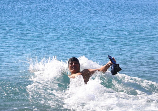 Dün Kar Yağan Antalya’da Bugün Deniz Keyfi