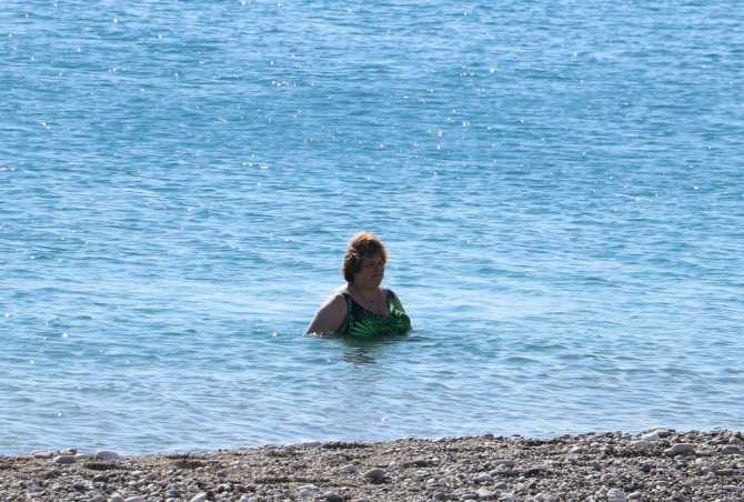 Dün Kar Yağan Antalya’da Bugün Deniz Keyfi