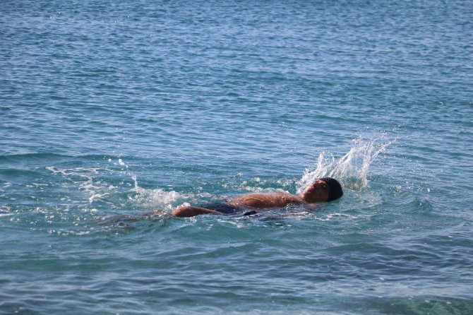 Dün Kar Yağan Antalya’da Bugün Deniz Keyfi