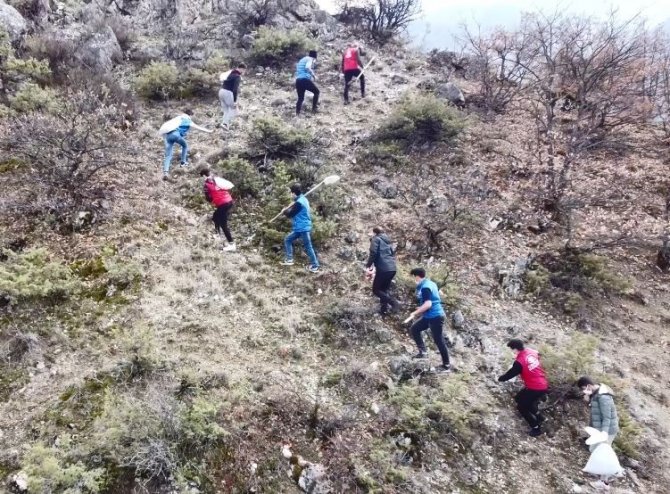 Şehitlerin Anısına İlçenin En Yüksek Tepesine Çıkıp Türk Bayrağı Astılar