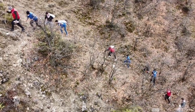 Şehitlerin Anısına İlçenin En Yüksek Tepesine Çıkıp Türk Bayrağı Astılar