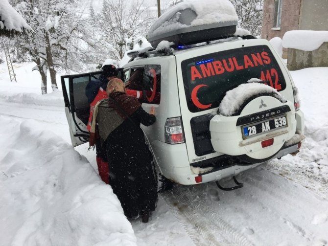 Kar Yüzünden Mahsur Kalan Hastaların İmdadına 112 Çalışanları Yetişti