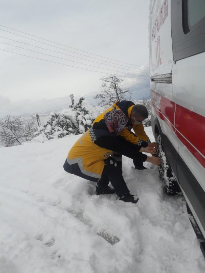 Kar Yüzünden Mahsur Kalan Hastaların İmdadına 112 Çalışanları Yetişti