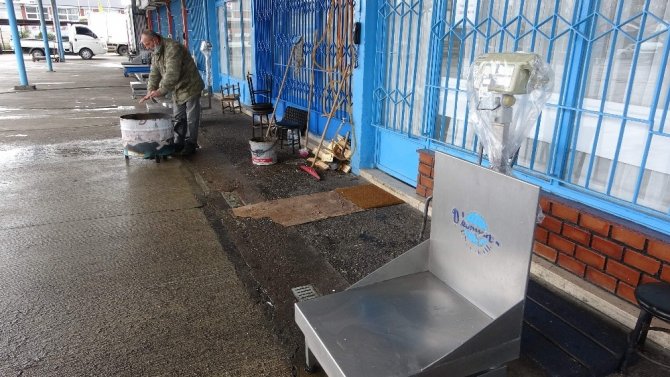 Hamsi Ve Kıyı Balıkçılarının Getirdiği Balık Olmayınca Trabzon Toptancı Balık Hali Ve Tezgahlar Boş Kaldı