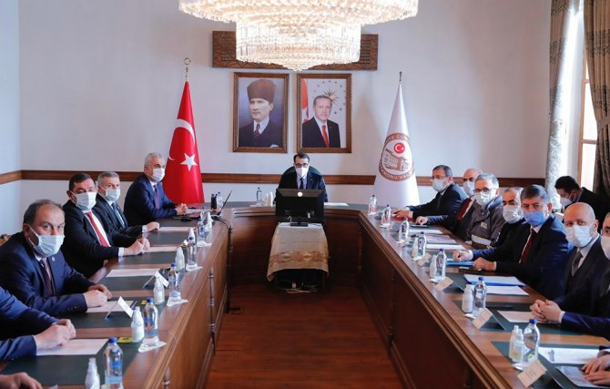 Bakan Dönmez: “5 Yıl İçerisinde Kırsal Alandaki Eski Şebekelerin Yenilenmesine Ağırlık Vereceğiz”
