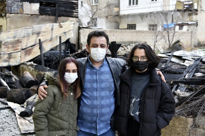 Gümüşhane’de Yanan Barakada Alevlerin Arasına Girip Köpeği Kurtardı