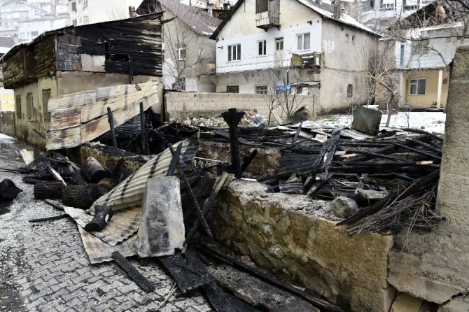 Gümüşhane’de Yanan Barakada Alevlerin Arasına Girip Köpeği Kurtardı